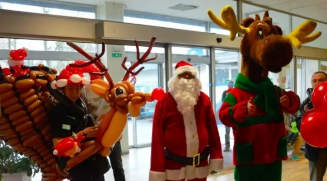Ultras do Lens fazem o Natal de crian&ccedil;as em hospital e doam 350 brinquedos
