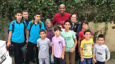 &Iacute;dolo tamb&eacute;m fora de campo: Talisca sai &agrave;s ruas na periferia de Istambul e ajuda as fam&iacute;lias locais