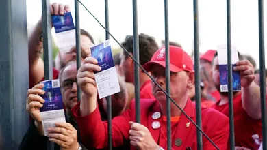 Uefa ir&aacute; reembolsar torcedores do Liverpool que estiveram na ca&oacute;tica final da Champions League em Paris