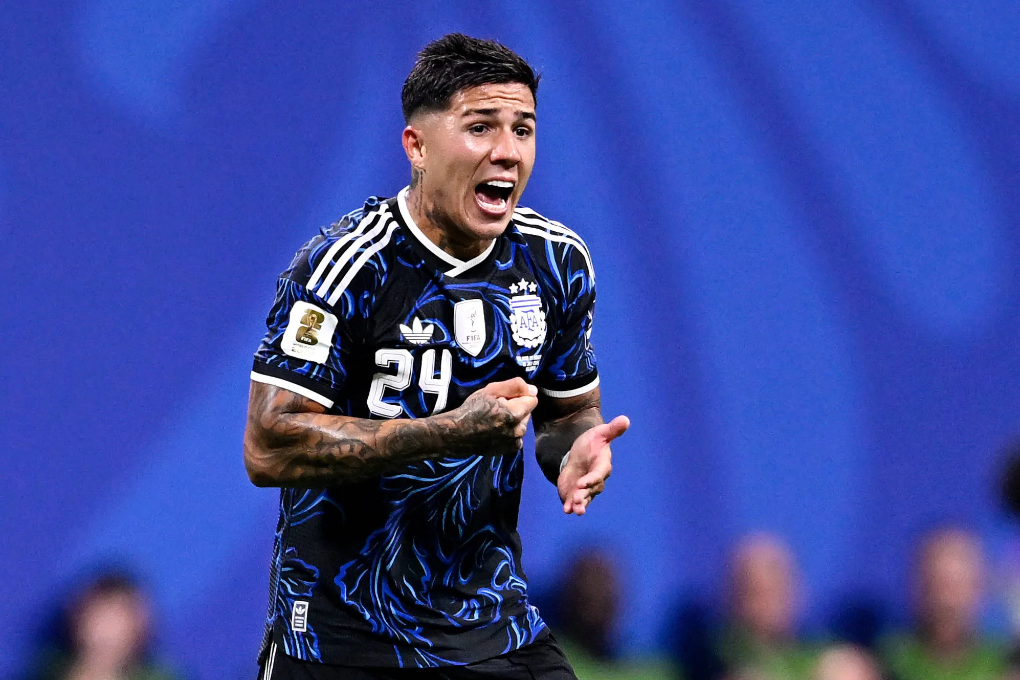 Enzo Fern&aacute;ndez comemora gol da Argentina contra a Inglaterra na Copa do Mundo