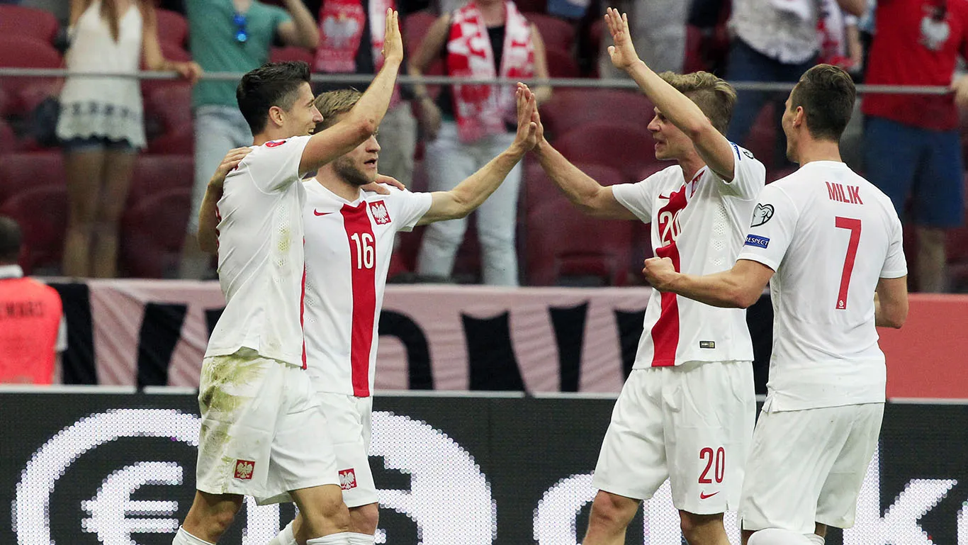Lewandowski comemora um dos seus gols com os companheiros (AP Photo/Czarek Sokolowski)