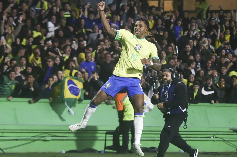 Rodrygo vibra com gol pelo Brasil