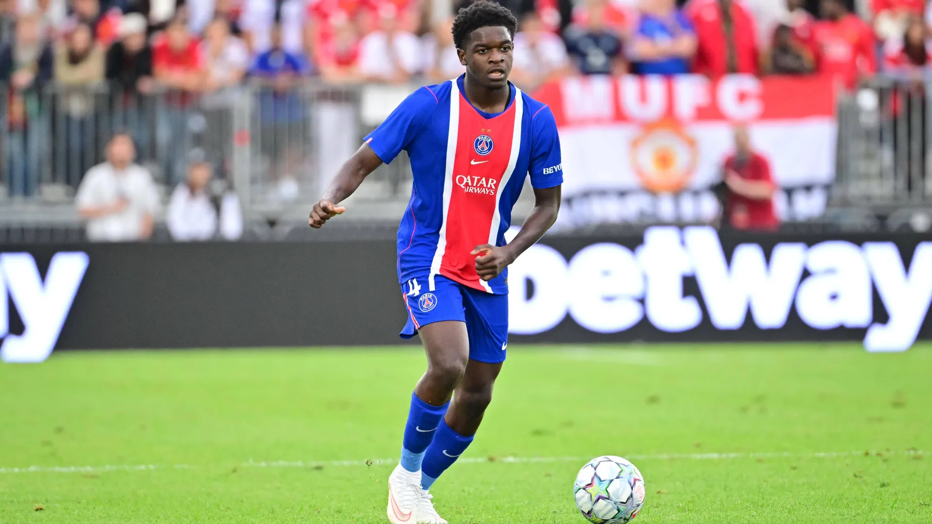 Quentin Ndjantou, atacante do Paris Saint-Germain, durante o amistoso de pré-temporada entre PSG e Manchester United, no Ullevi Stadium, em Gotemburgo, na Suécia, em 8 de agosto de 2026.