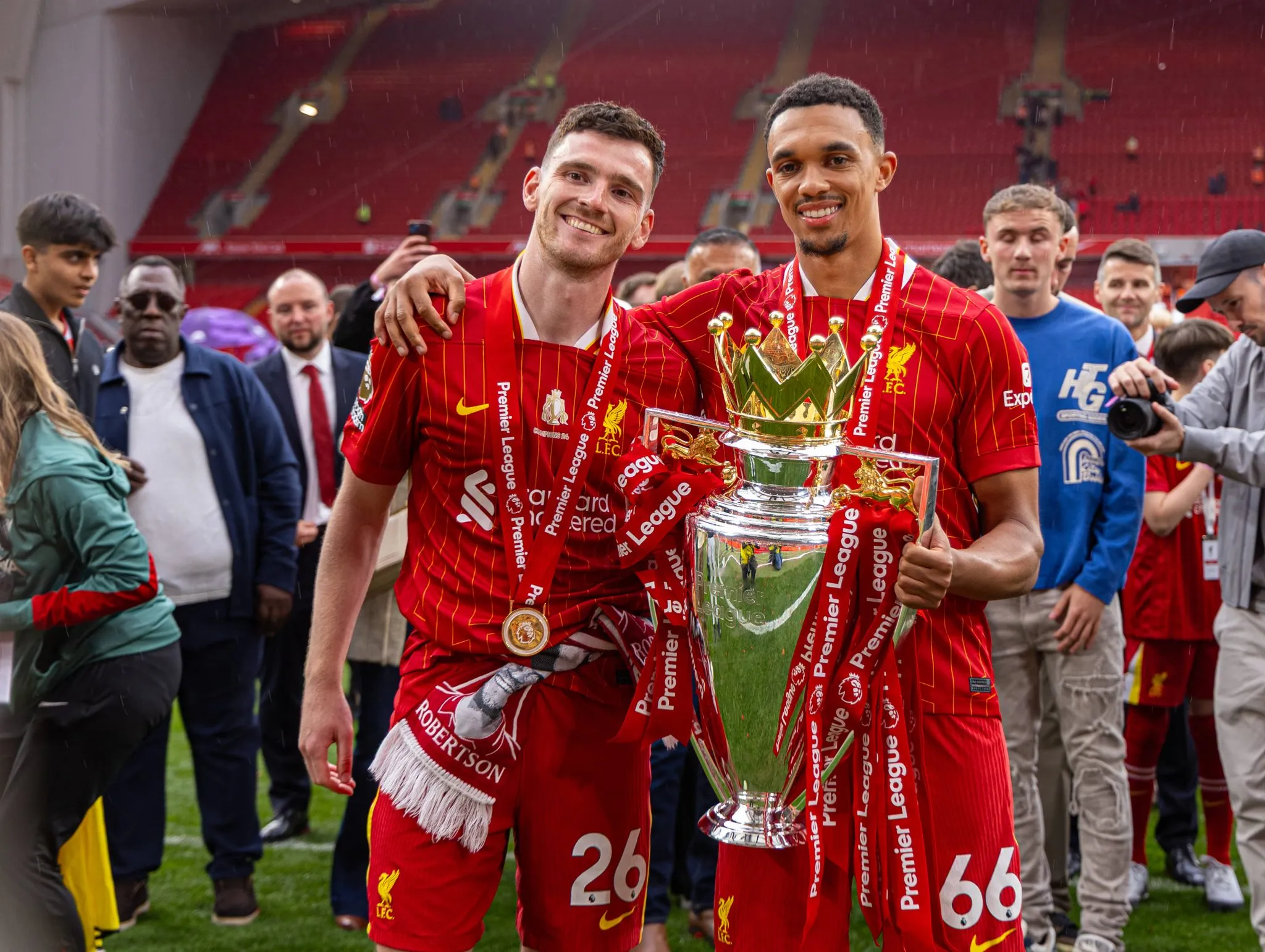 Andy Robertson e Alexander-Arnold posam com o trof&eacute;u da Premier League