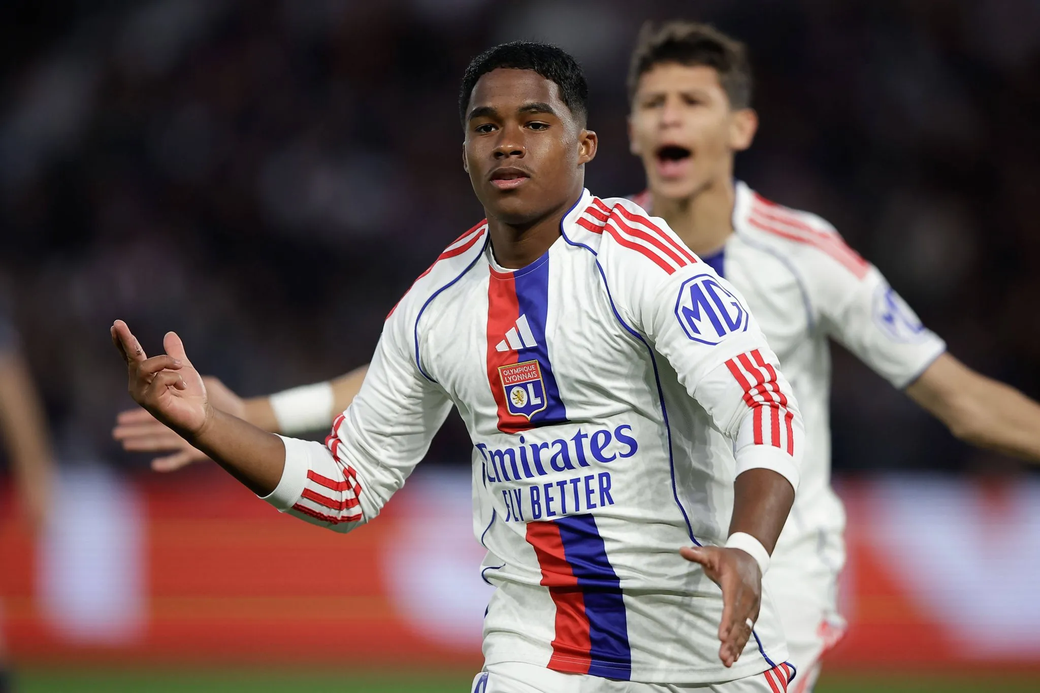 Endrick celebra gol pelo Lyon