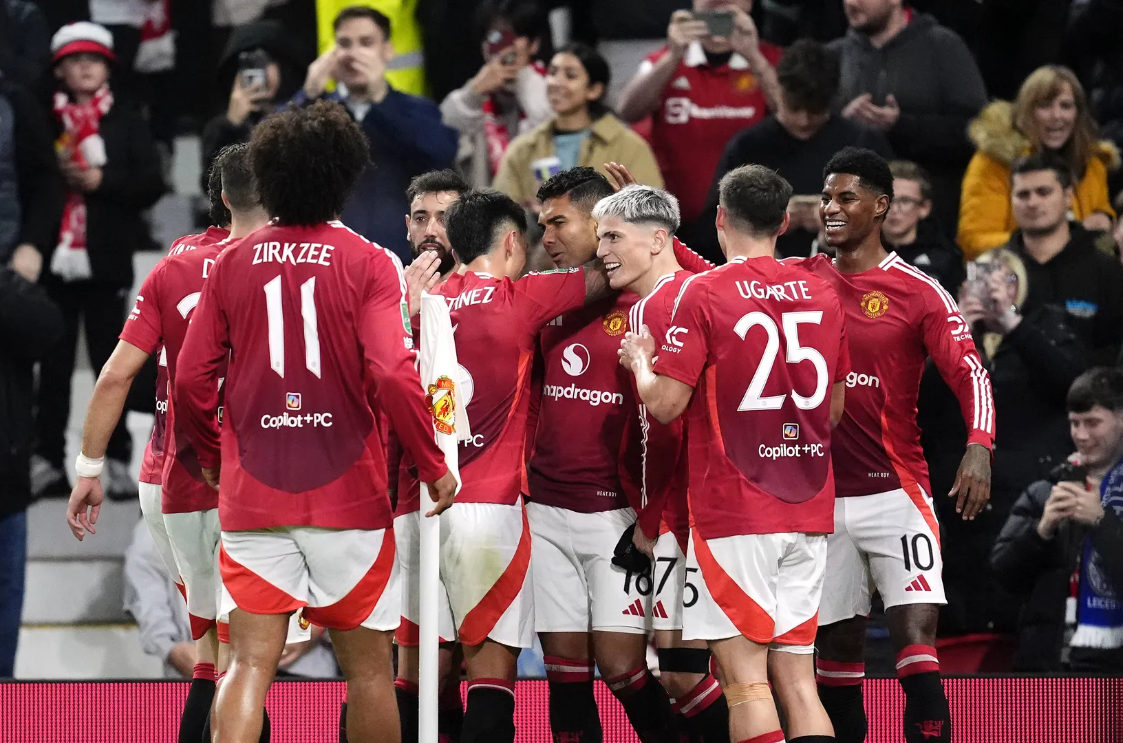 Foto: (Imago) - Casemiro foi celebrado por seus companheiros de Manchester United