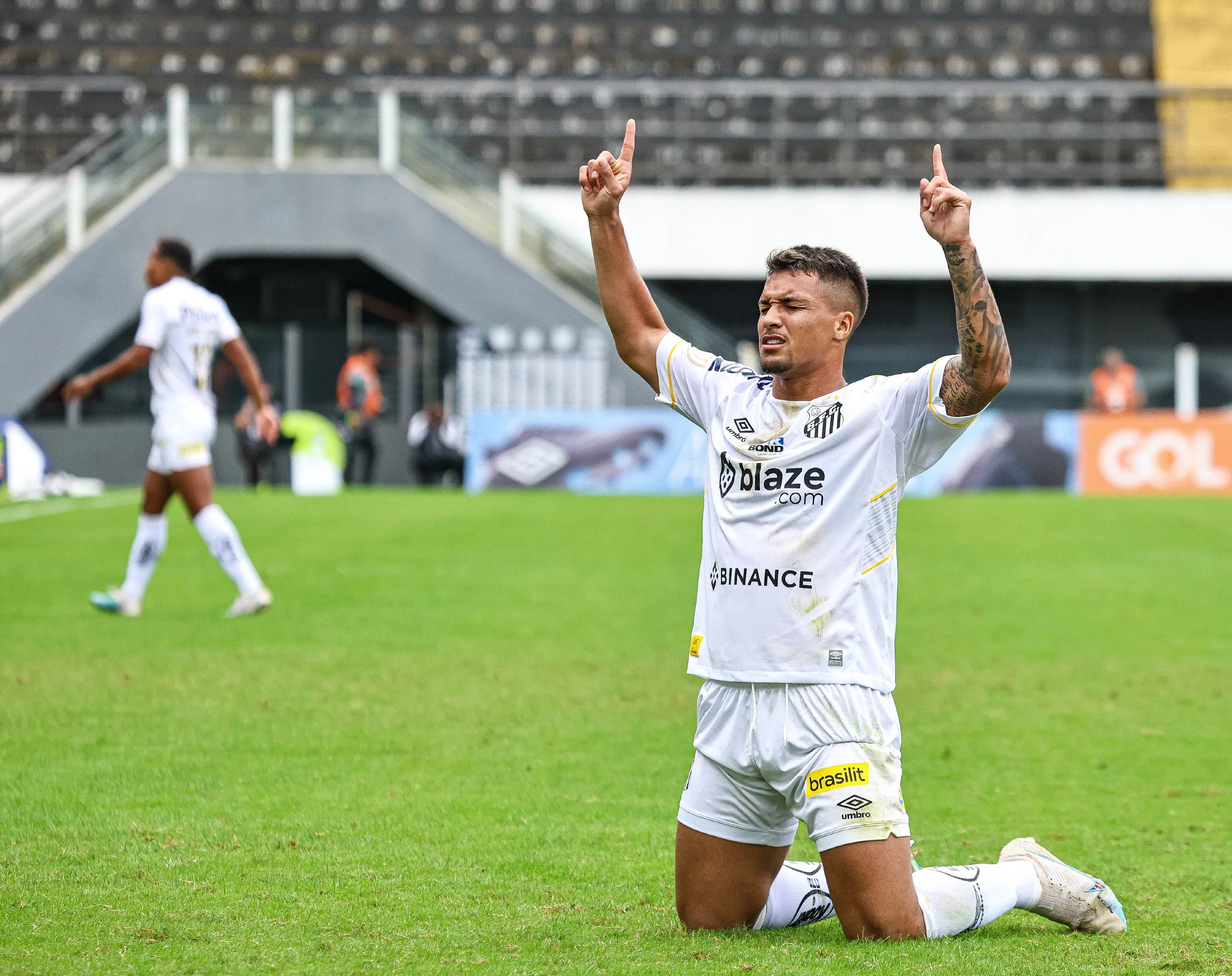P&ecirc;nalti nos acr&eacute;scimos salva Santos e derruba jejum em jogo dram&aacute;tico de 7 gols