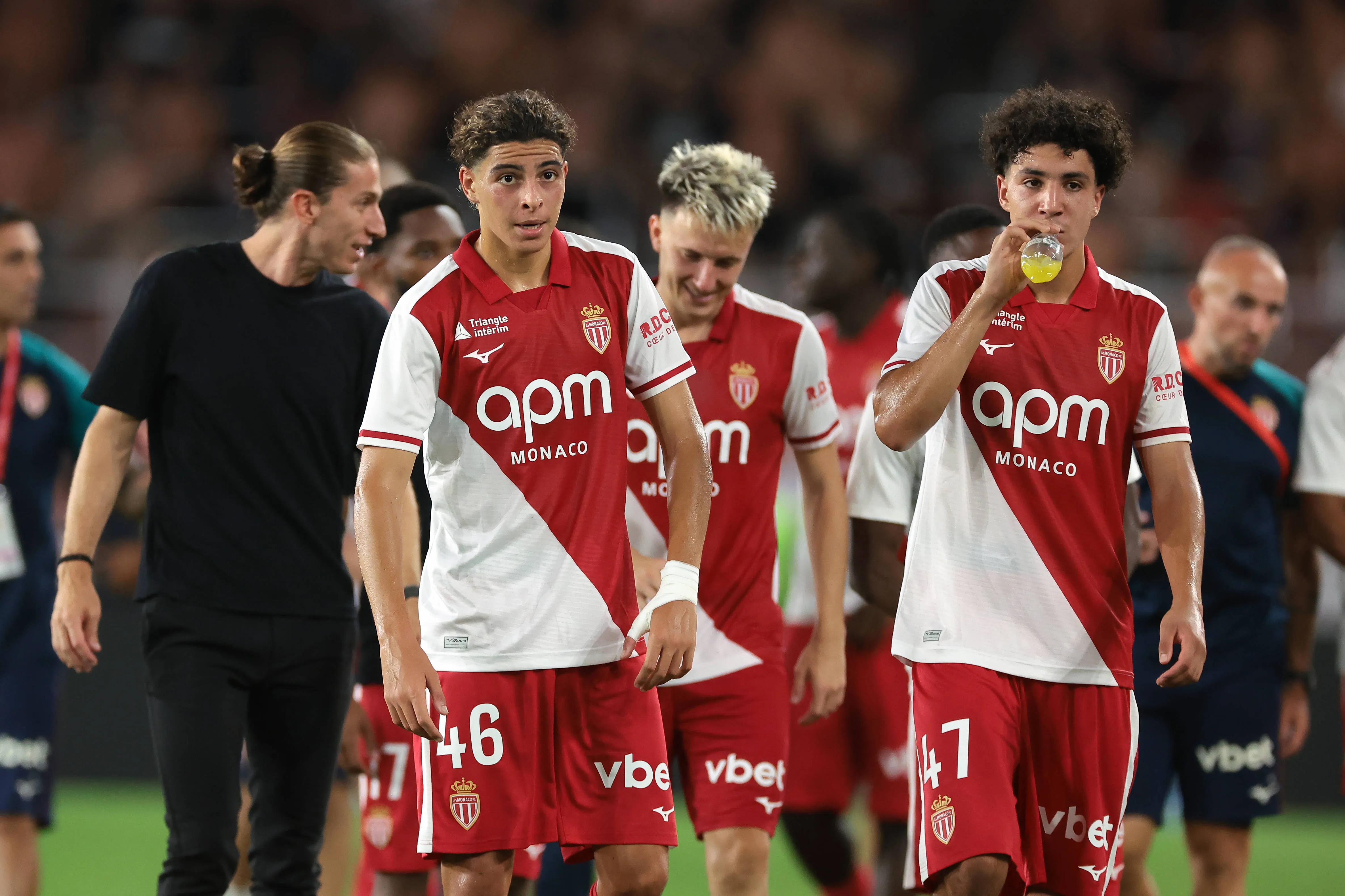 Filipe Lu&iacute;s e elenco do Monaco ap&oacute;s partida contra Gornik Zabre na Conference League (Foto: IMAGO / Jonathan Moscrop)