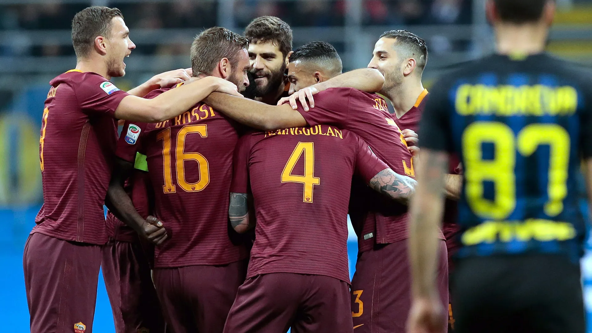 Nainggolan afunda esperan&ccedil;as de Champions da Inter com dois gola&ccedil;os pela Roma