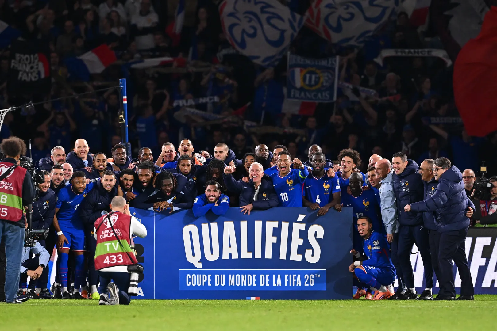Franceses celebram a vaga na Copa do Mundo (Foto: Iconsport)