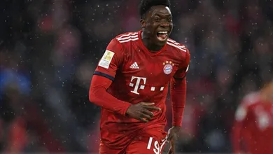 Alphonso Davies tornou-se o jogador mais jovem a marcar pelo Bayern em 20 anos