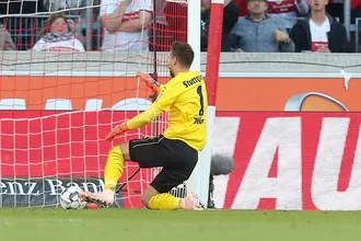 Na Bundesliga, rolou um gol contra em cobran&ccedil;a de lateral, e isso &eacute; t&atilde;o bizarro quanto voc&ecirc; pode imaginar