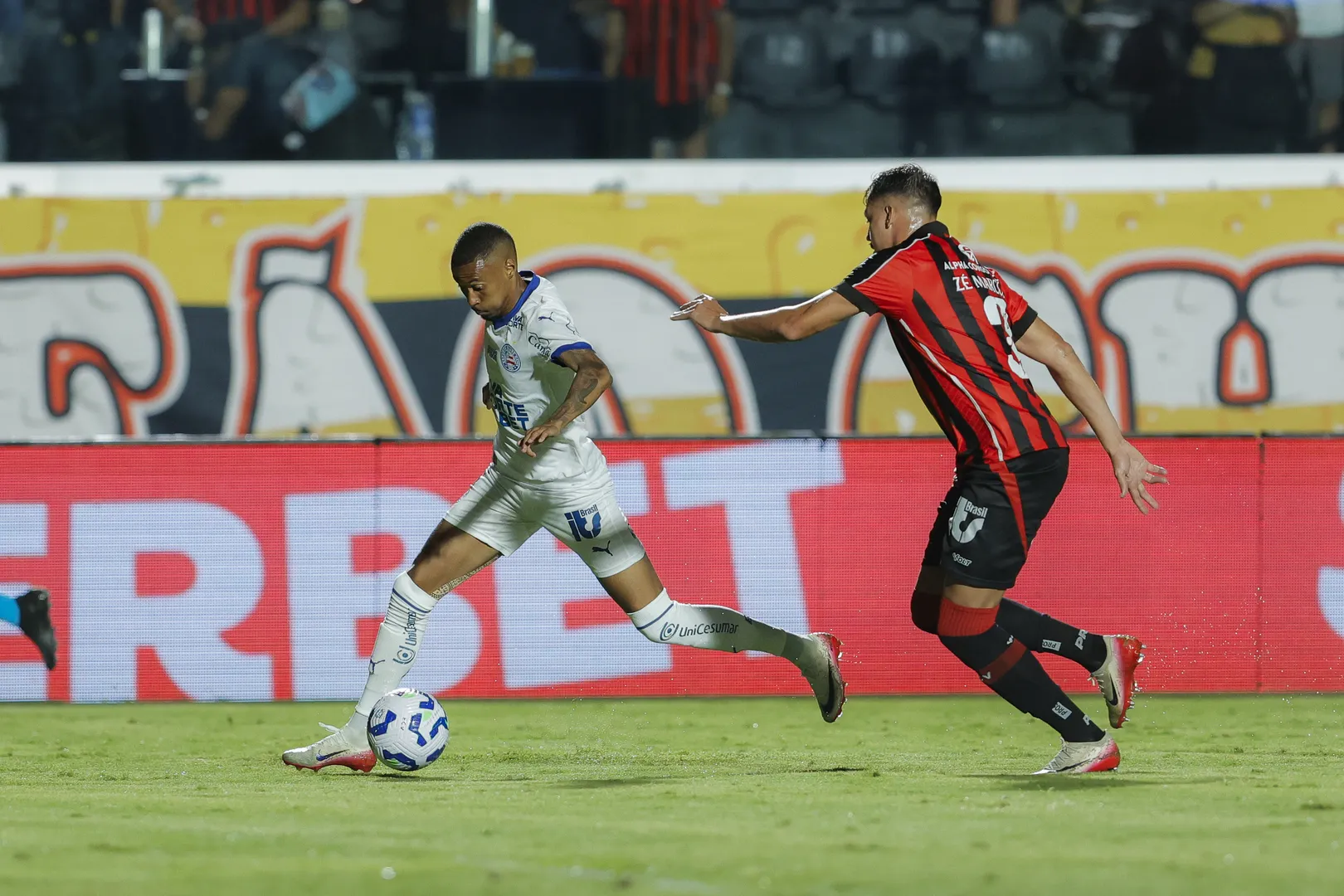 Ademir encara a marca&ccedil;&atilde;o de Z&eacute; Marcos em jogo entre Vit&oacute;ria e Bahia