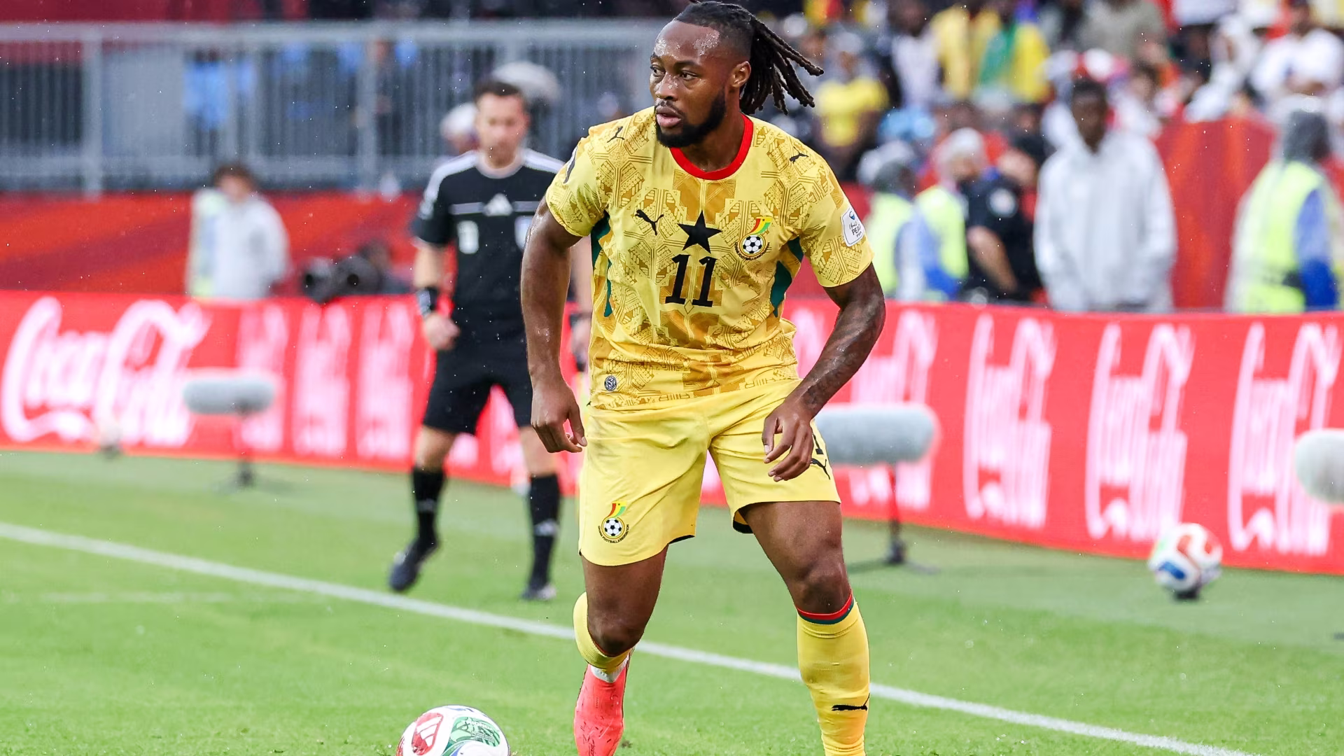 Antoine Semenyo, atacante de Gana, busca op&ccedil;&otilde;es de passe durante a partida entre Gana e Panam&aacute; pelo Grupo L da Copa do Mundo FIFA 2026, no Toronto Stadium, no Canad&aacute;, em 17 de junho de 2026.