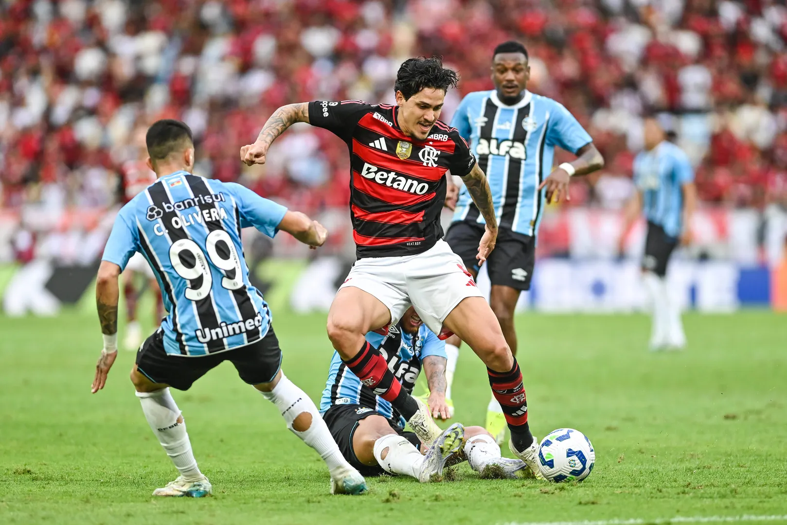 Pedro, em a&ccedil;&atilde;o pelo Flamengo contra o Gr&ecirc;mio