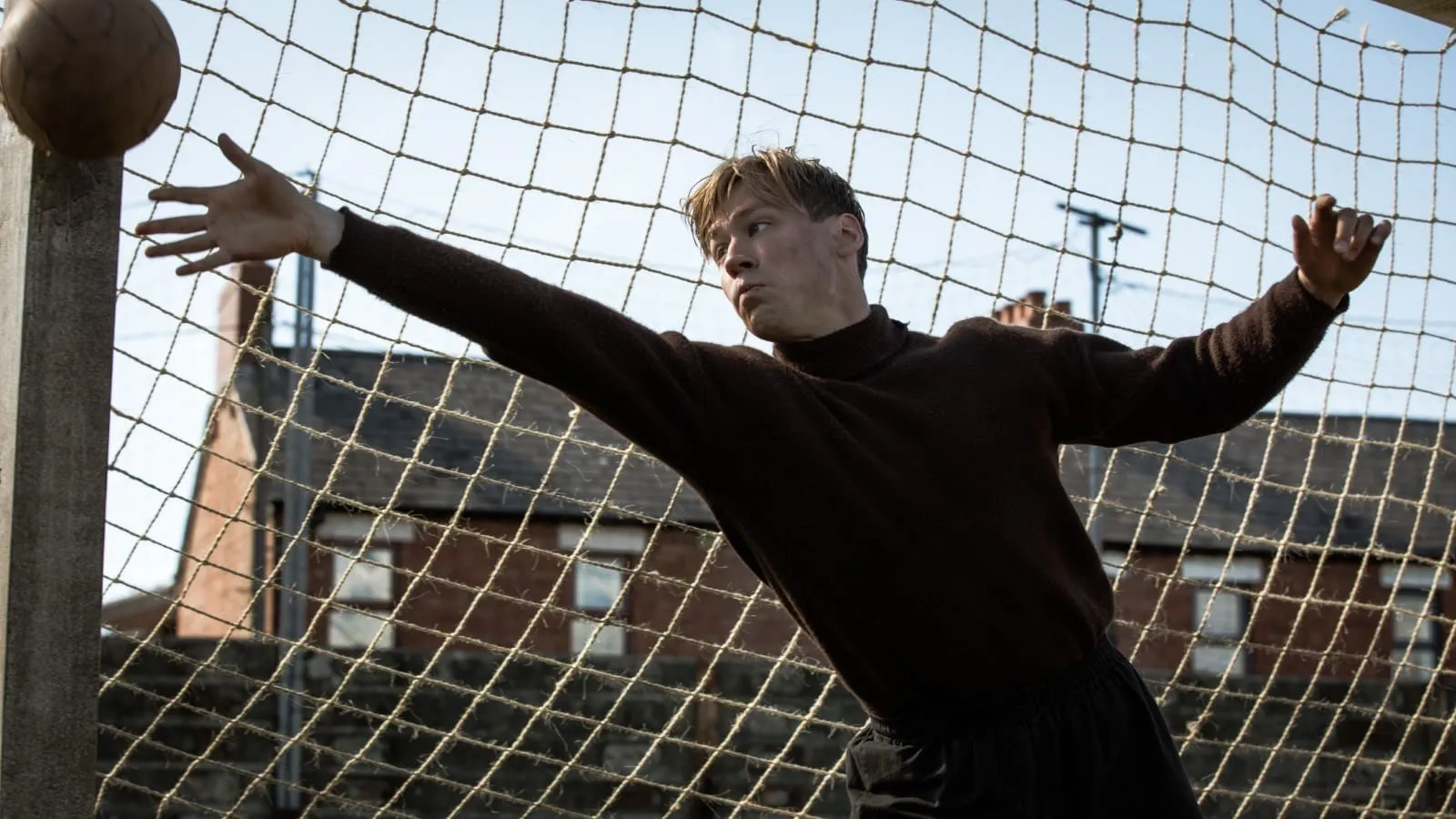 O prisioneiro de guerra alem&atilde;o que virou lenda no futebol ingl&ecirc;s: A vida de Bert Trautmann ser&aacute; contada em um filme