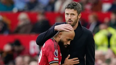 Aviso certeiro a brasileiro, DNA: Carrick faz torcida do United voltar a sorrir ao bater o City