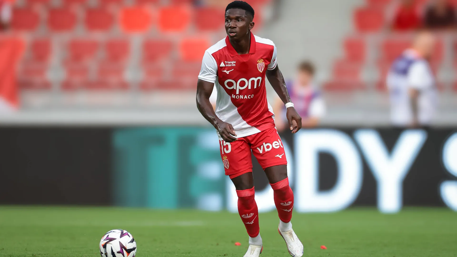 Lamine Camara, meio-campista do AS Monaco, durante a partida da Conference League entre Monaco e G&oacute;rnik Zabrze, no Stade Louis II, em M&ocirc;naco, em 27 de agosto de 2026.