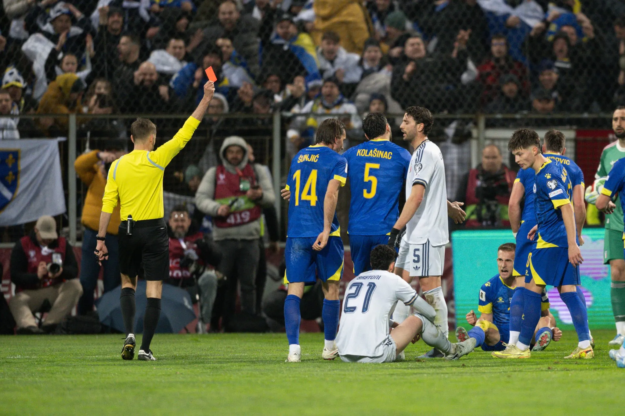 Alessandro Bastoni durante expuls&atilde;o na partida contra Bosnia-Herzegovina (Foto: IMAGO / NurPhoto)