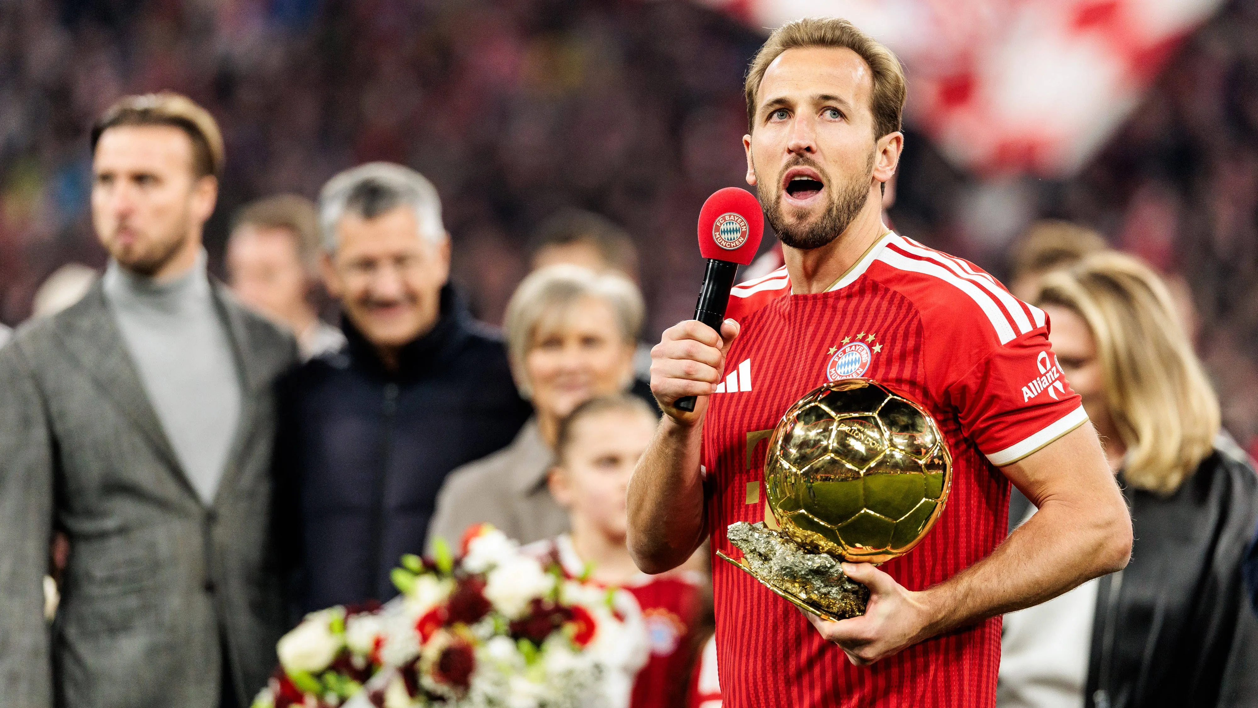 O primeiro jogo de Kane após ganhar a Bola de Ouro foi um grande Bayern x Dortmund que teve de tudo