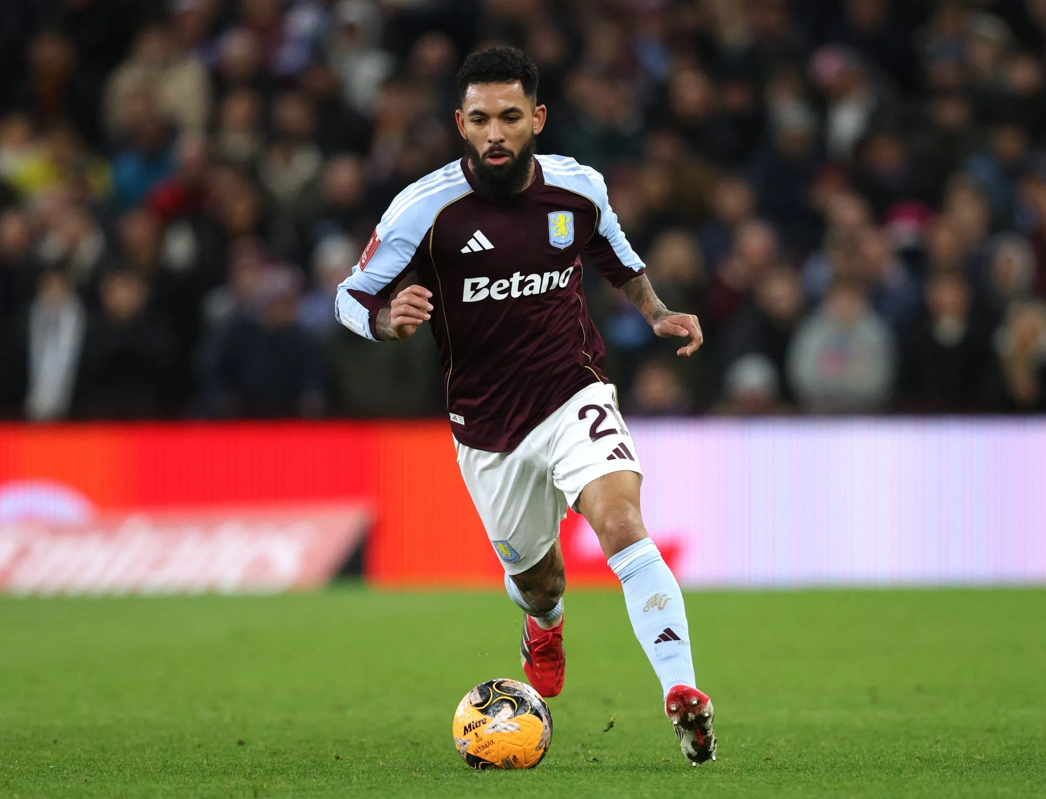 Douglas Luiz em atua&ccedil;&atilde;o pelo Aston Villa (Foto: IMAGO / APL)