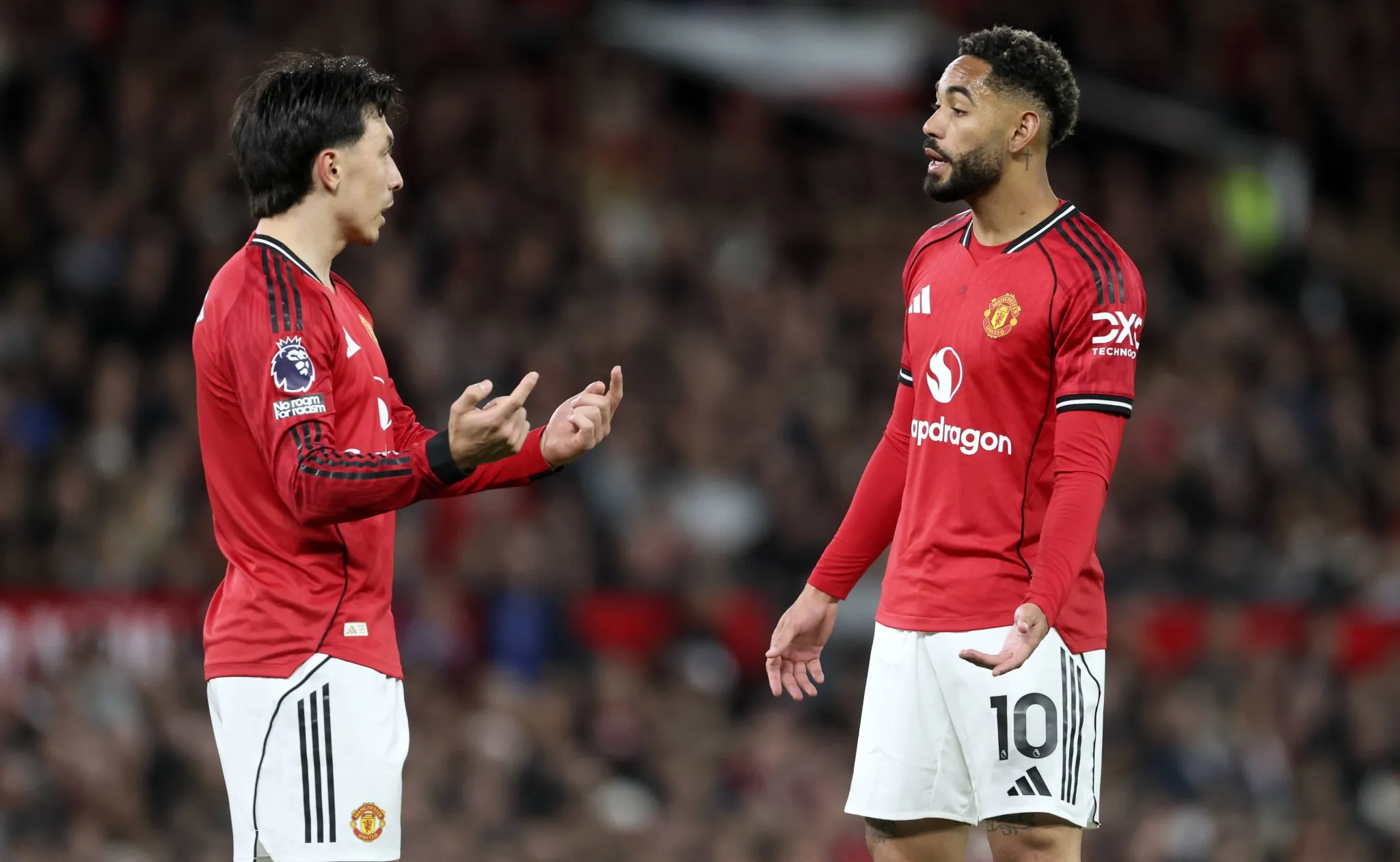Lisandro Mart&iacute;nez e Matheus Cunha em jogo do Manchester United