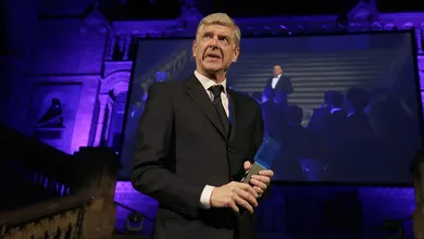 Wenger v&ecirc; t&eacute;cnicos franceses em crise no mercado internacional: &ldquo;Falta-lhes uma rede de contatos&rdquo;