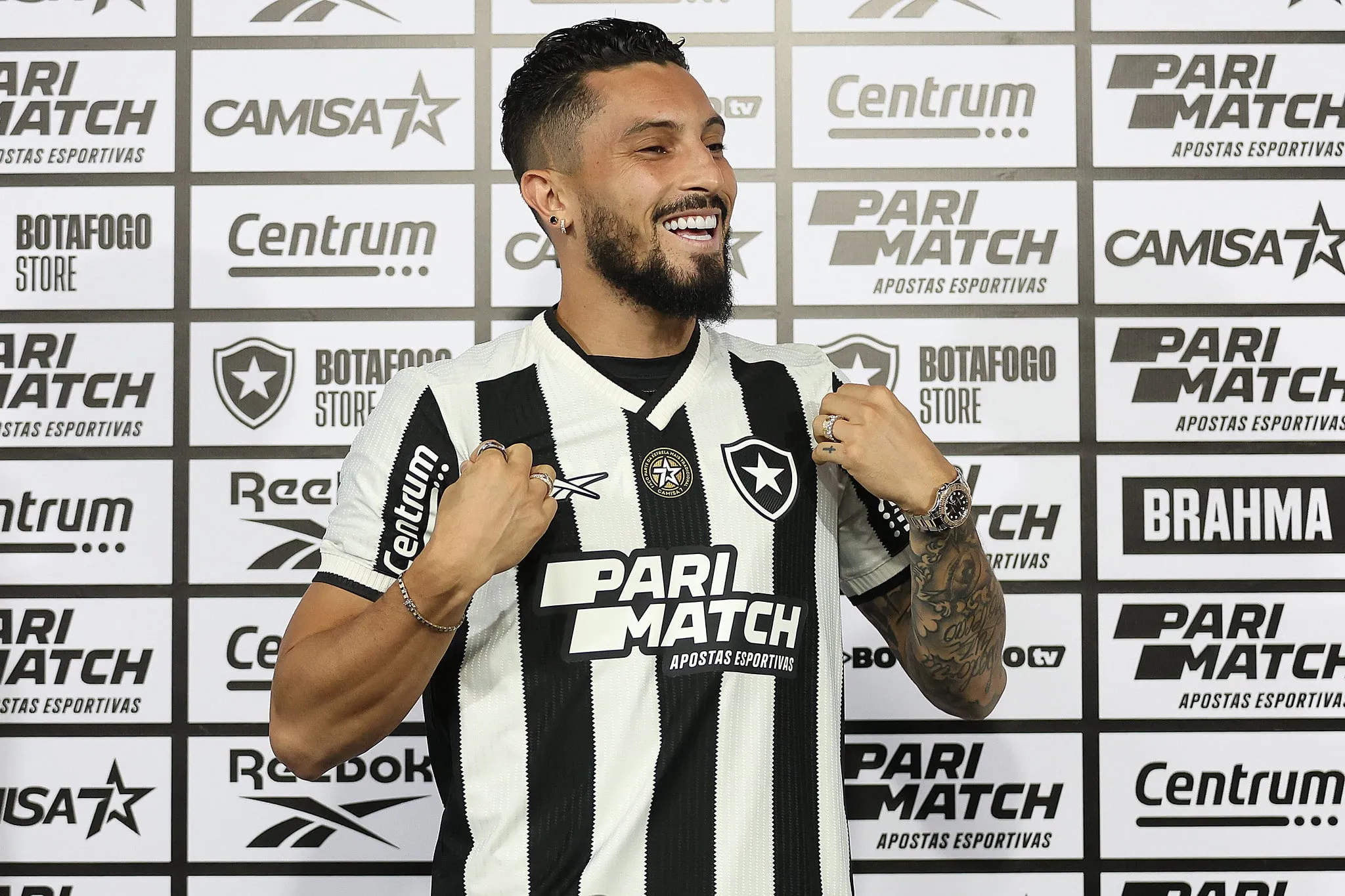 Como Alex Telles virou a contrata&ccedil;&atilde;o mais r&aacute;pida da SAF do Botafogo