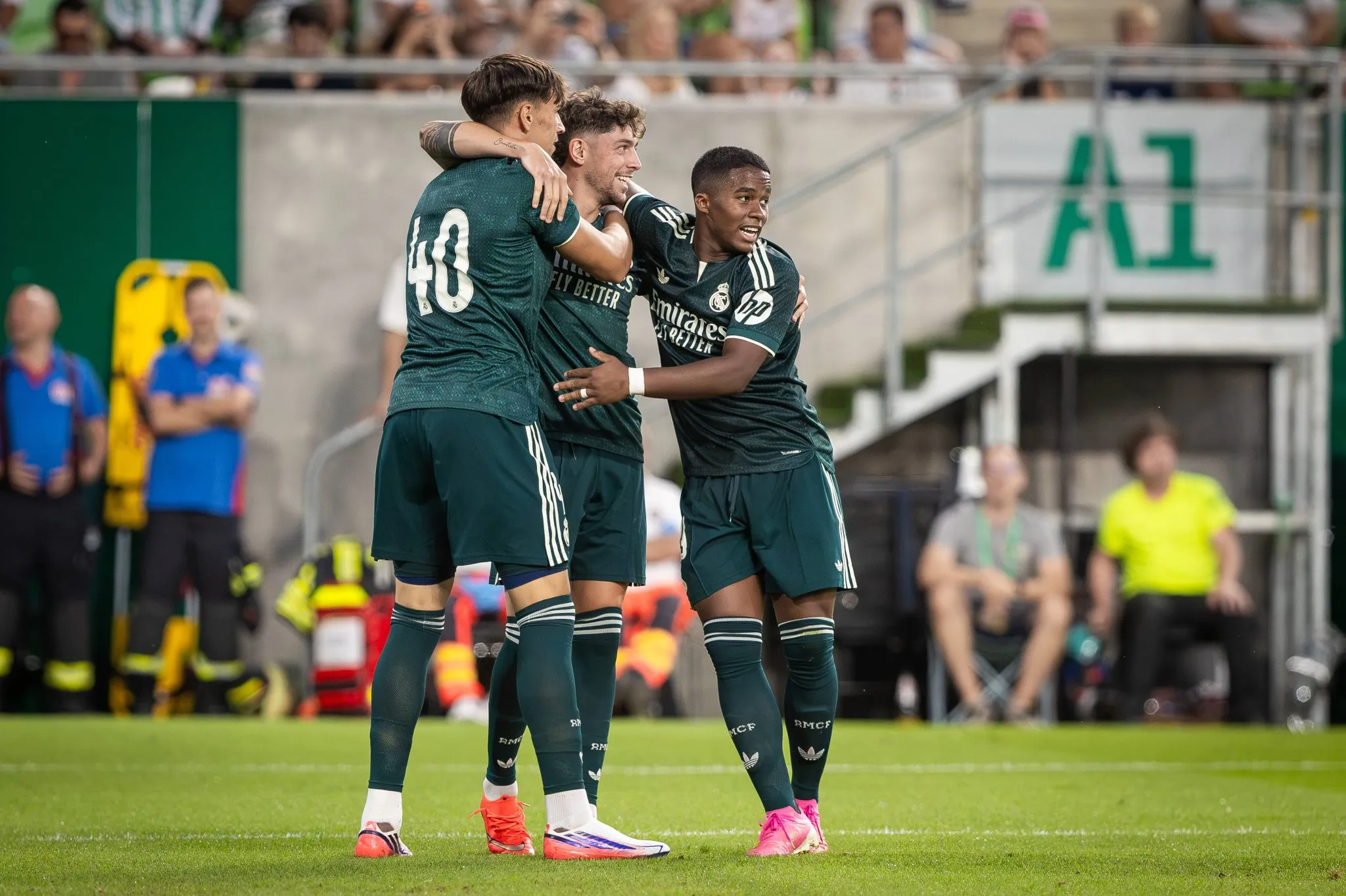 Valverde, Espí e Endrick celebram gol do Real Madrid