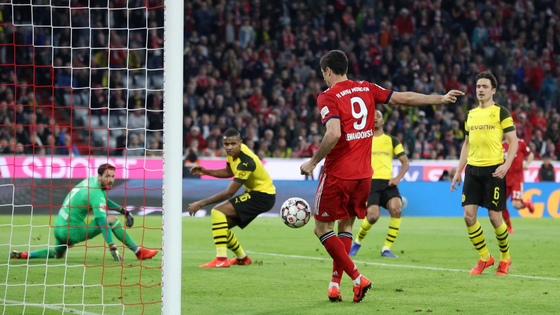 Bayern massacrou um vergonhoso Dortmund para retomar a lideran&ccedil;a e a monotonia da Bundesliga