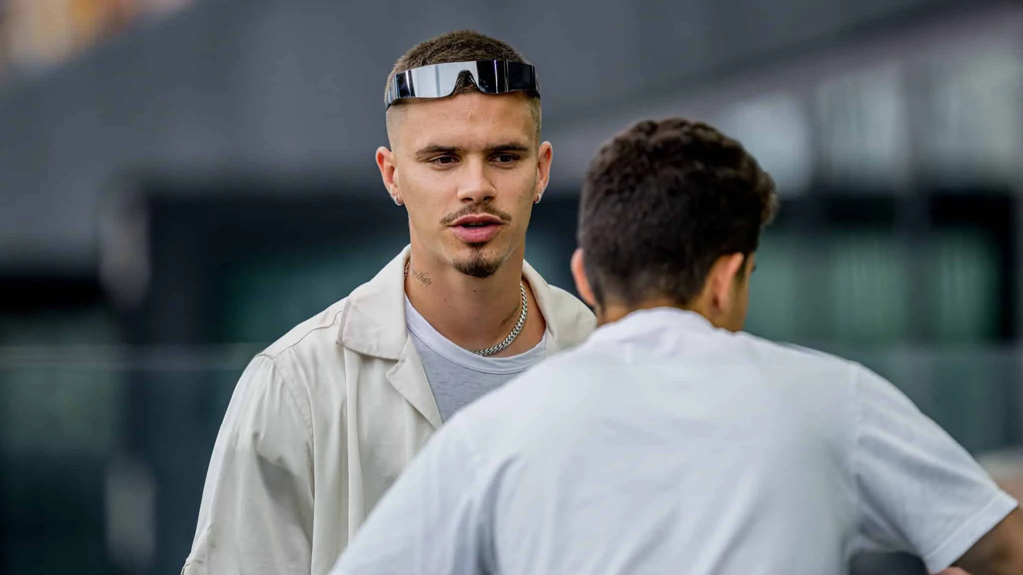 Com passagem pela base do Arsenal, filho de Beckham abandona futebol em mudan&ccedil;a radical