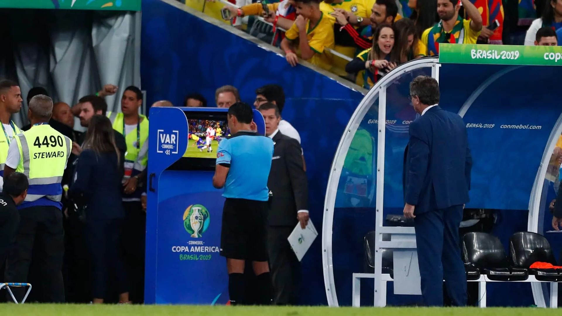 Chefe de arbitragem diz que VAR na Premier League ser&aacute; orientado a interferir menos no jogo
