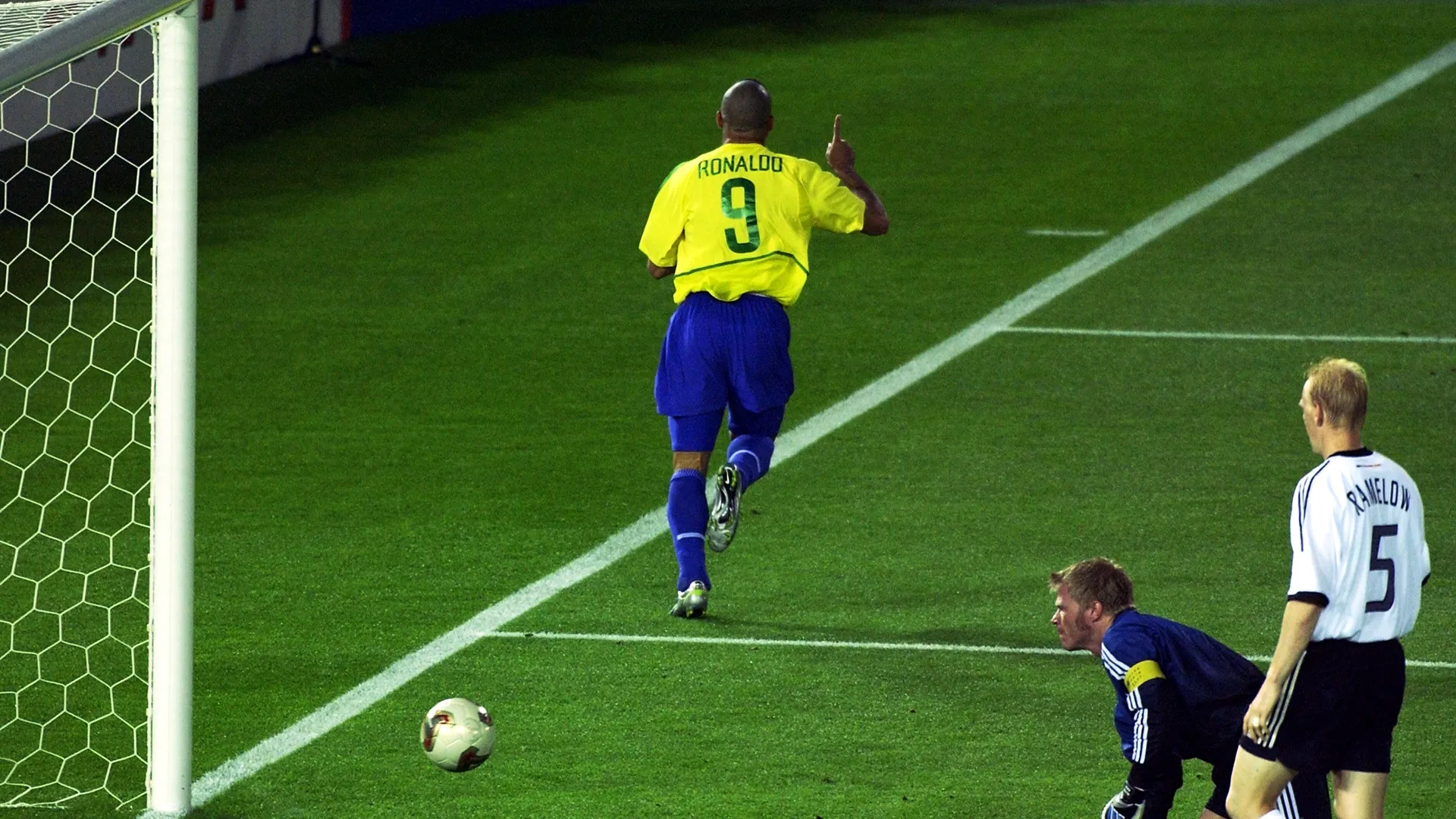 Ronaldo, artilheiro da Copa de 2002 pelo Brasil, vence Kahn, da Alemanha (Photo by Stu Forster/Getty Images) 