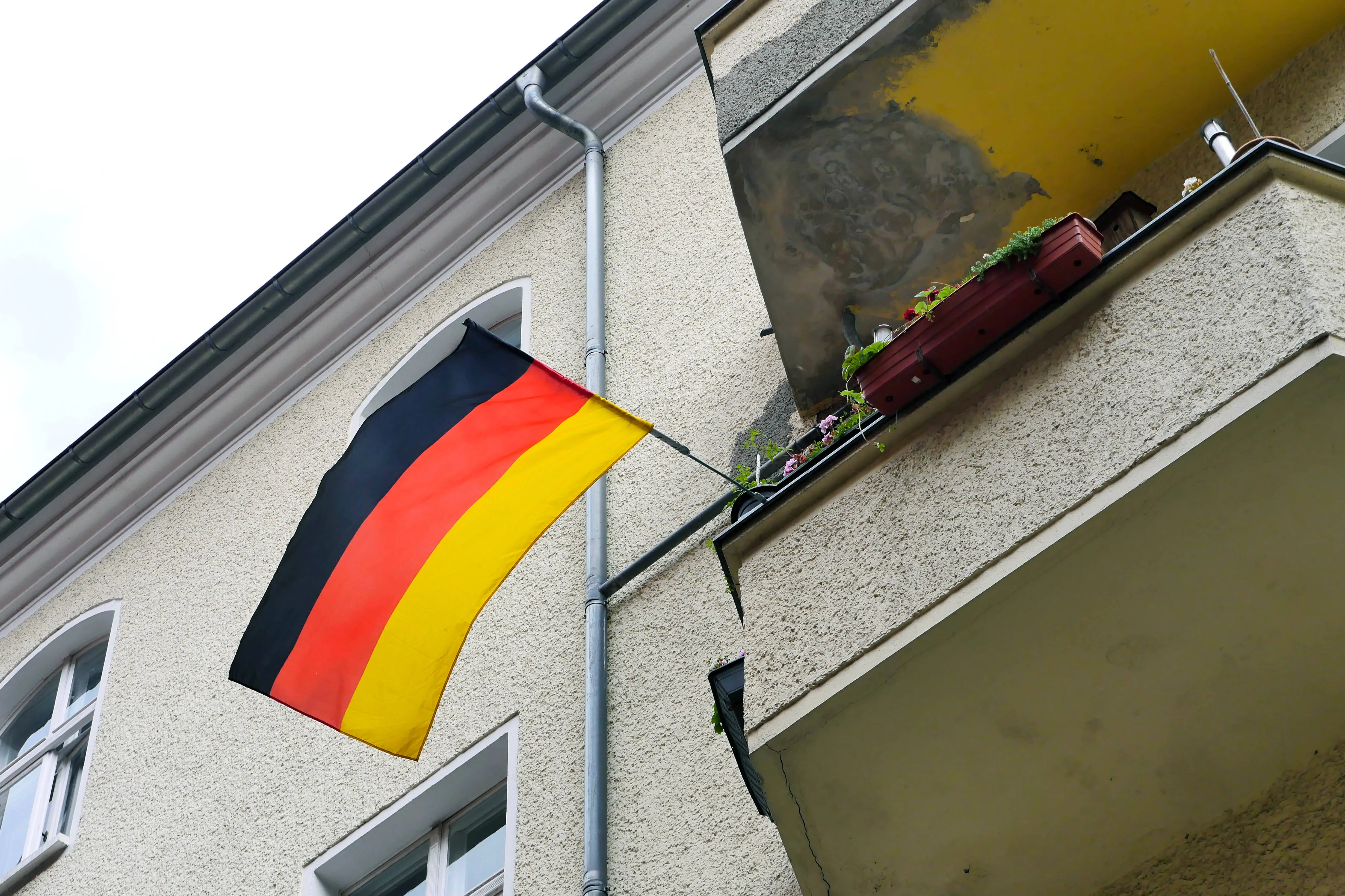 Bandeira da Alemanha hasteada em uma sacada em Berlim (Foto: Imago/Sabine Gudath)