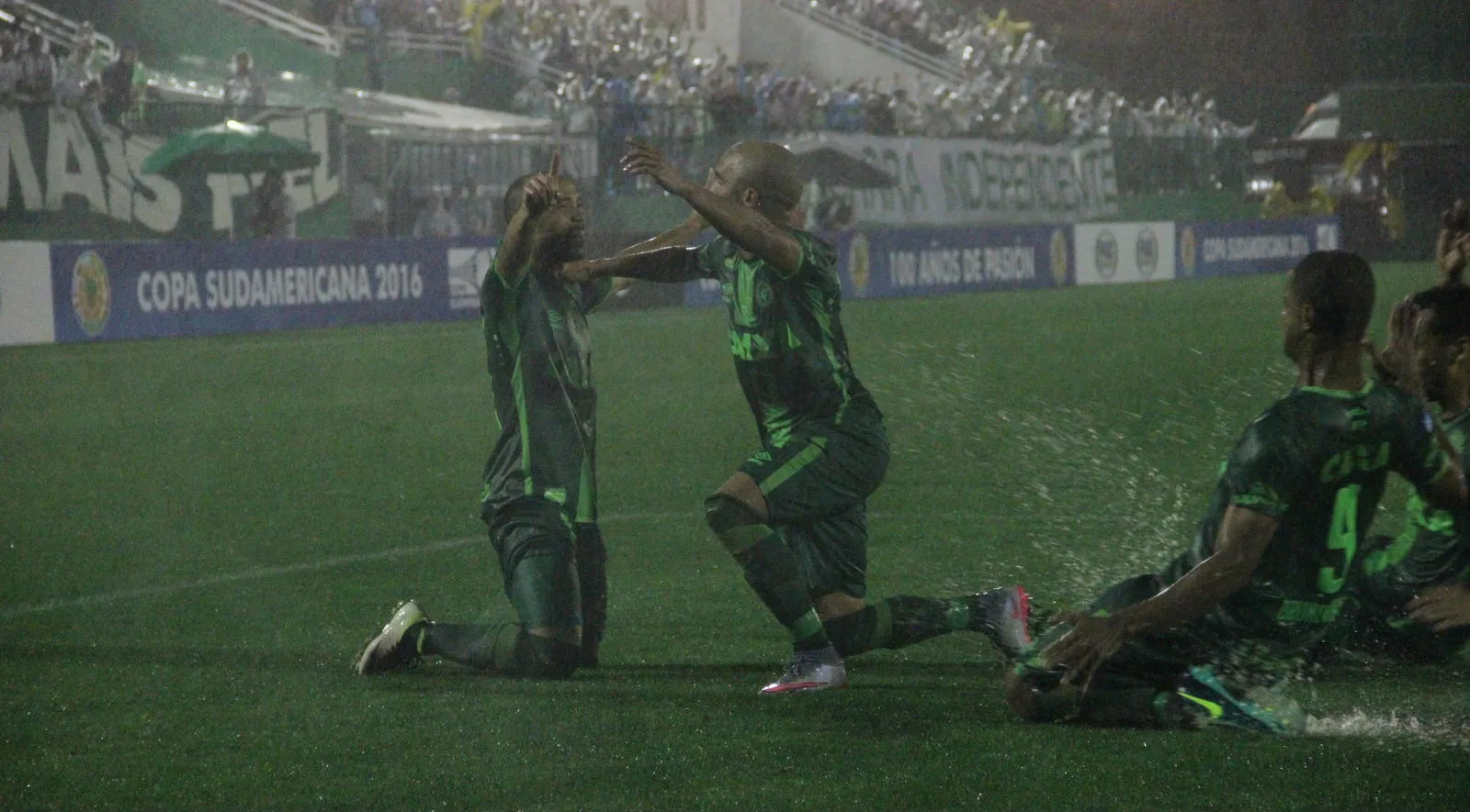 O del&iacute;rio &eacute; verde: Em meio ao dil&uacute;vio, a Chape se garante na semifinal da Copa Sul-Americana