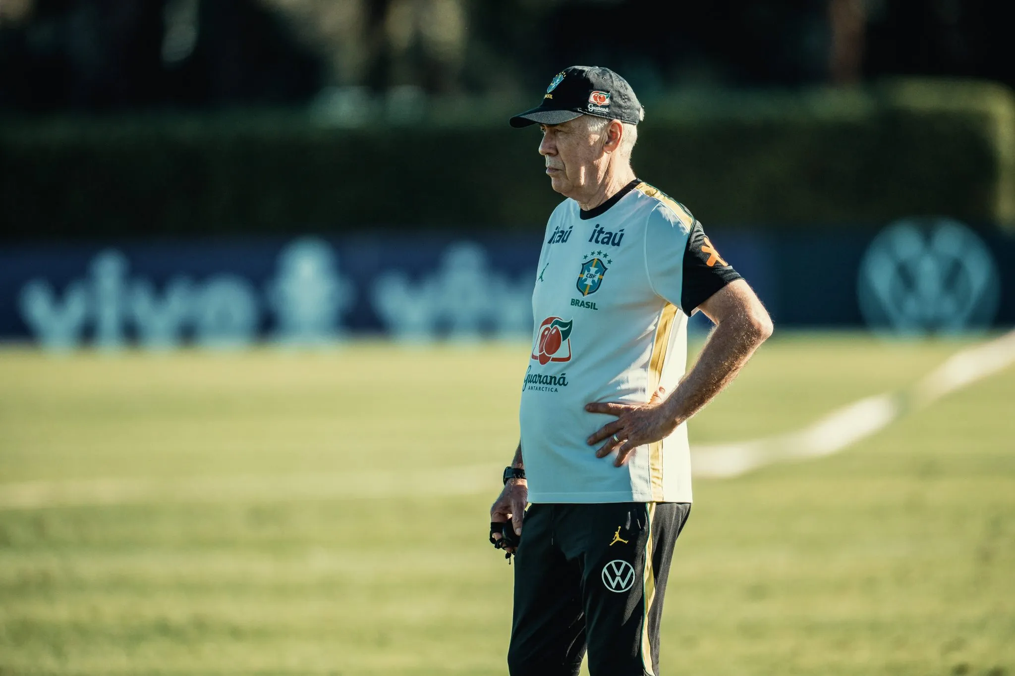 Ancelotti durante treino da sele&ccedil;&atilde;o brasileira