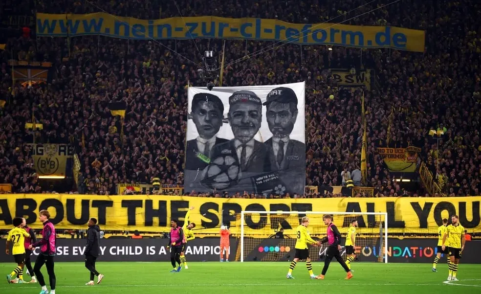 A torcida do Dortmund fez um amplo protesto contra o novo formato da Champions