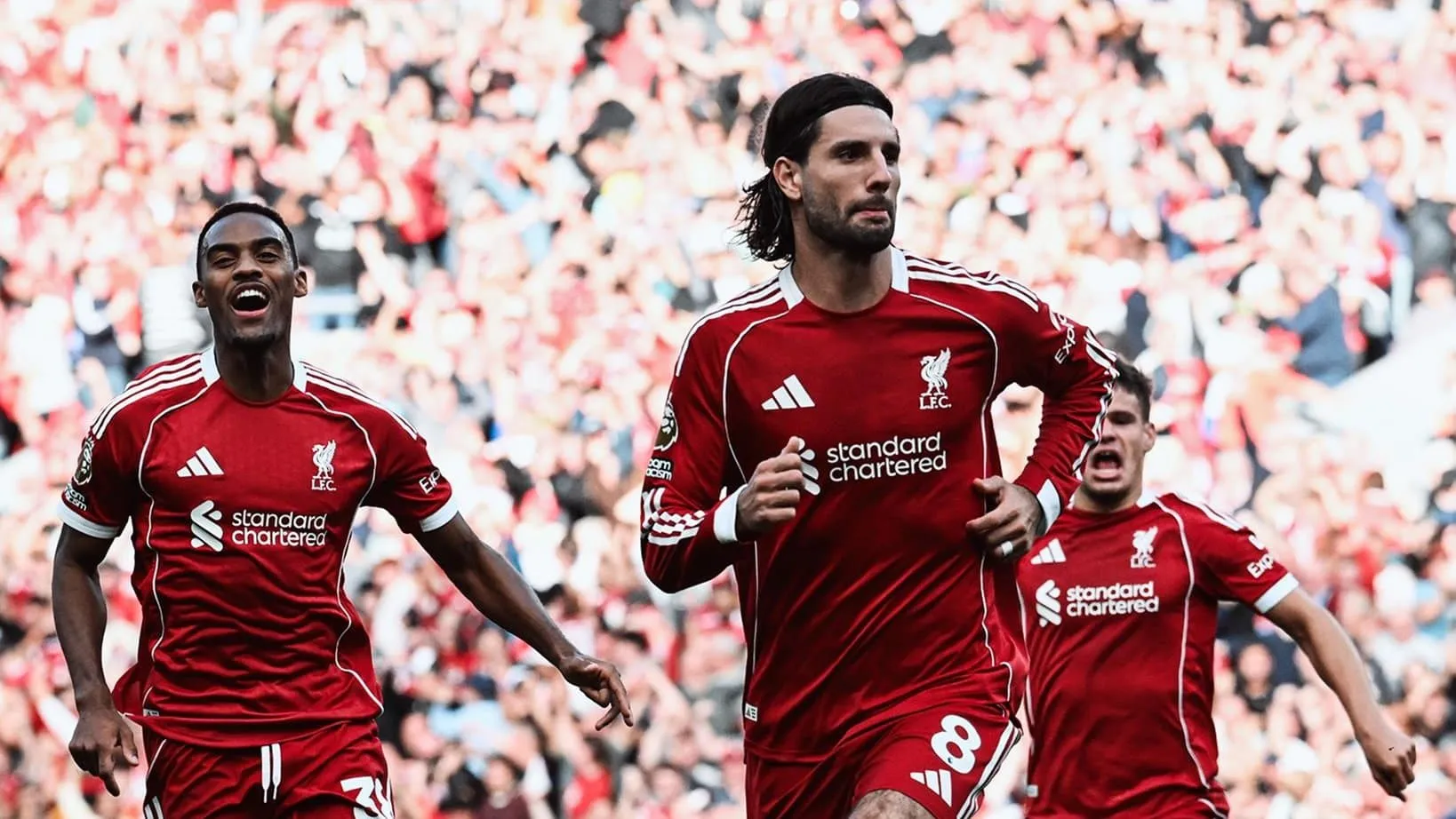 Gol de falta magistral garante vit&oacute;ria emocionante do Liverpool contra o Arsenal