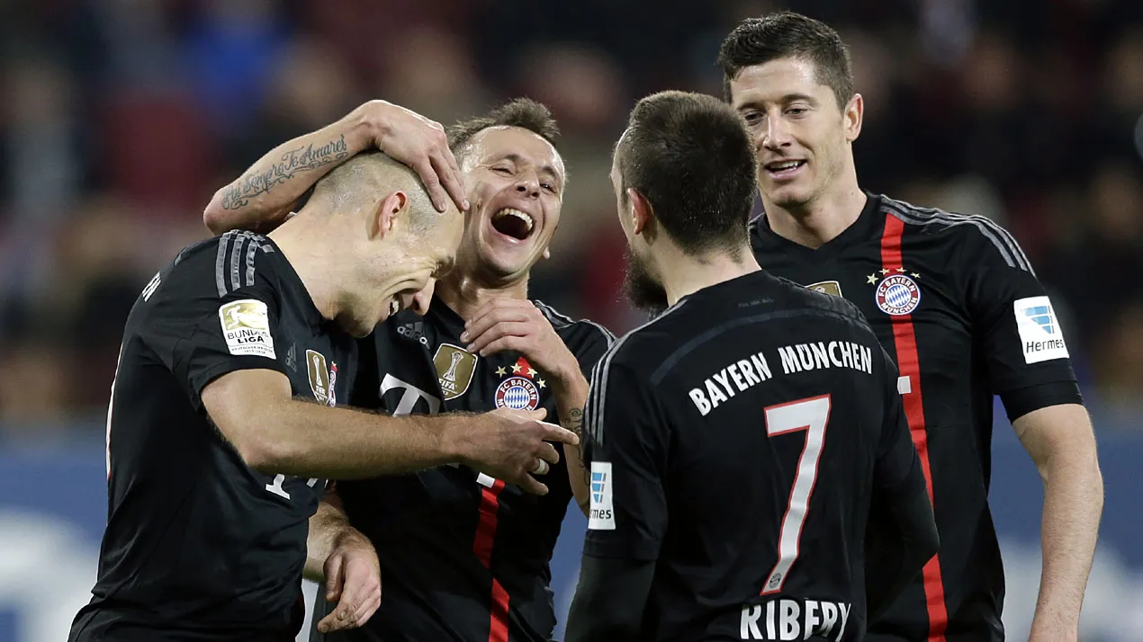 Jogadores do Bayern de Munique comemoram o gol de Robben (AP Photo/Matthias Schrader)