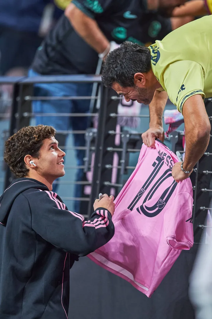 L&eacute;o Afonso assina camisa de torcedor do Inter Miami 