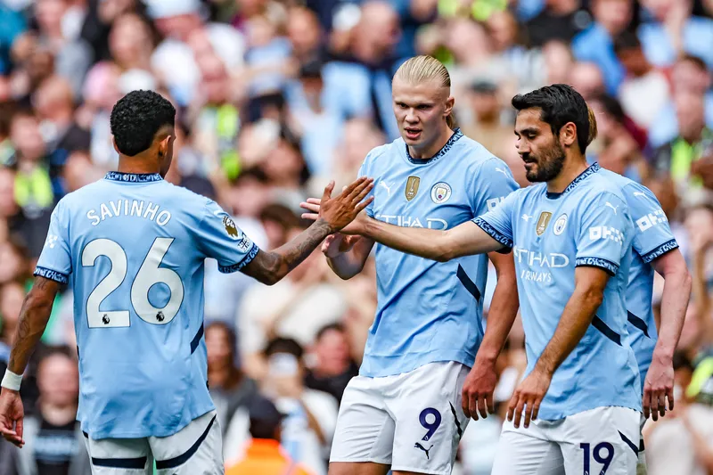 Savinho, Haaland e Gundogan celebram gol do Manchester City em jogo contra o Brentford