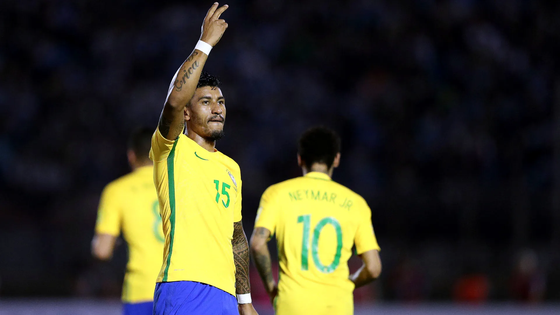 Paulinho chega ao Barcelona, mas o ambiente conturbado no clube aumenta a cobran&ccedil;a