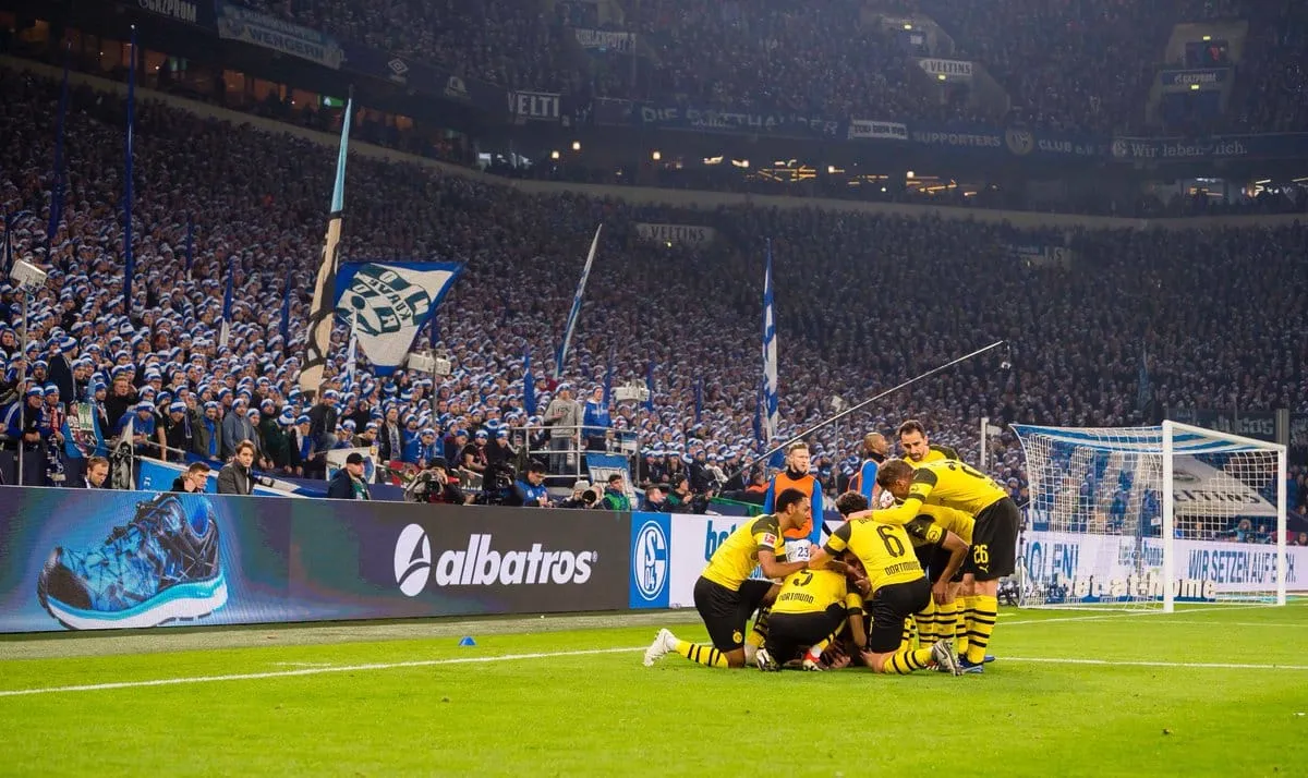 Autoridade de l&iacute;der: Dortmund mandou no cl&aacute;ssico e bateu o Schalke na Veltins Arena