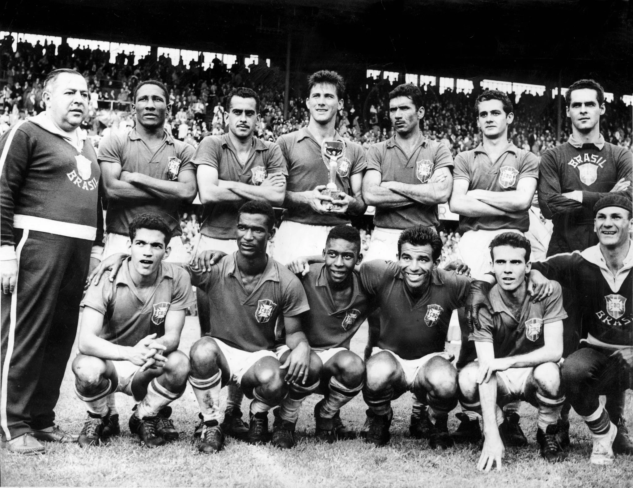 sele&ccedil;&atilde;o brasileira com a ta&ccedil;a da Copa do Mundo de 1958 (Foto: IMAGO / TT)