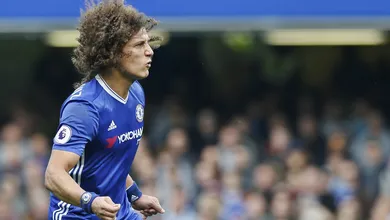 Gary Neville diz que David Luiz &eacute; perfeito para o Chelsea, que n&atilde;o precisa mais de Terry