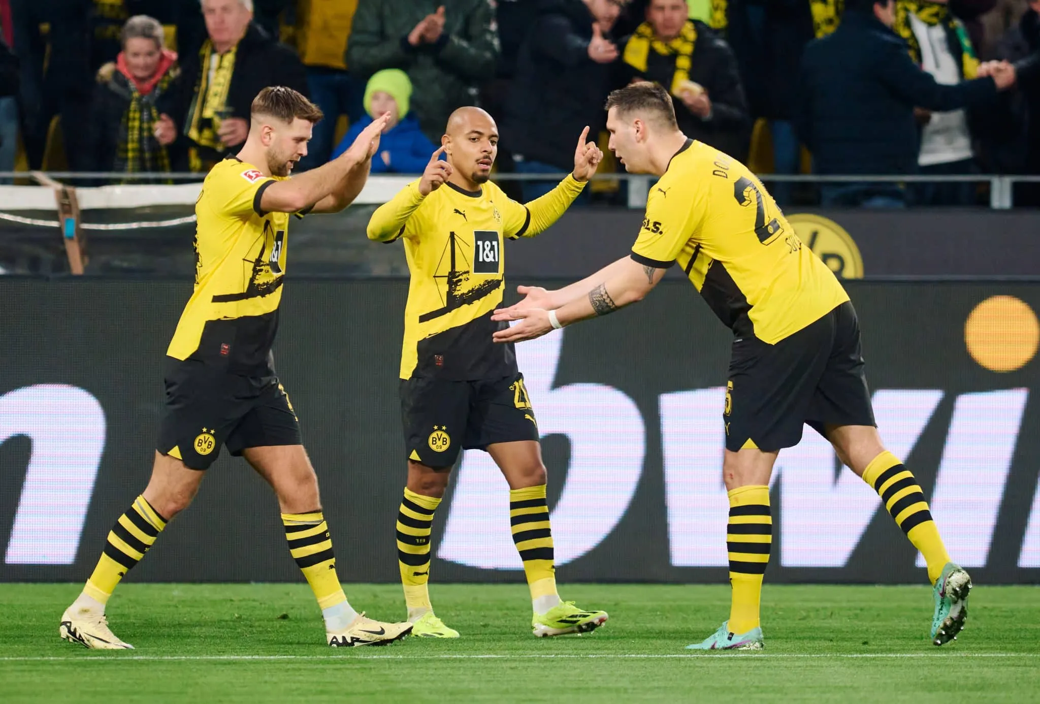 A dupla Malen e F&uuml;llkrug colocou o jogo no bolso e o Borussia Dortmund fez o dever de casa contra o Freiburg