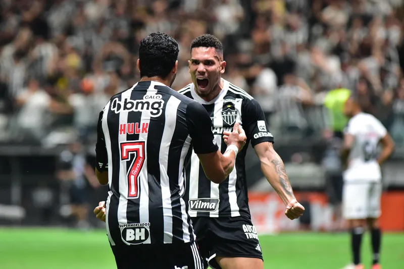 Hulk e Paulinho celebram gol do Atl&eacute;tico