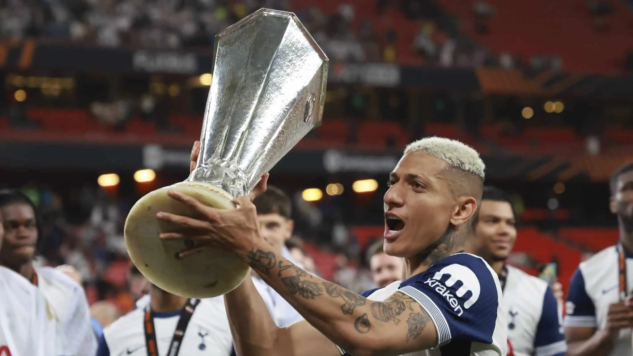 Trapalh&otilde;es do United entram em a&ccedil;&atilde;o, t&eacute;cnico do Tottenham cumpre profecia e &eacute; campe&atilde;o europeu