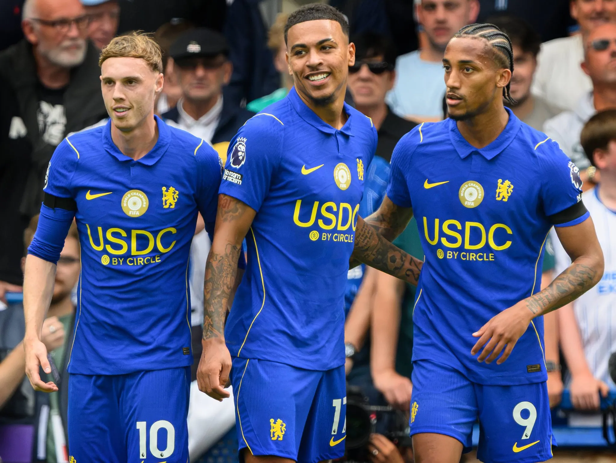 Jo&atilde;o Pedro, Cole Palmer e Morgan Rogers celebram juntos gol do Chelsea 