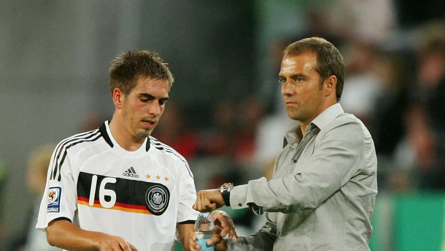 Phillip Lahm e Hansi Flick em jogo da seleção alemã em 2009